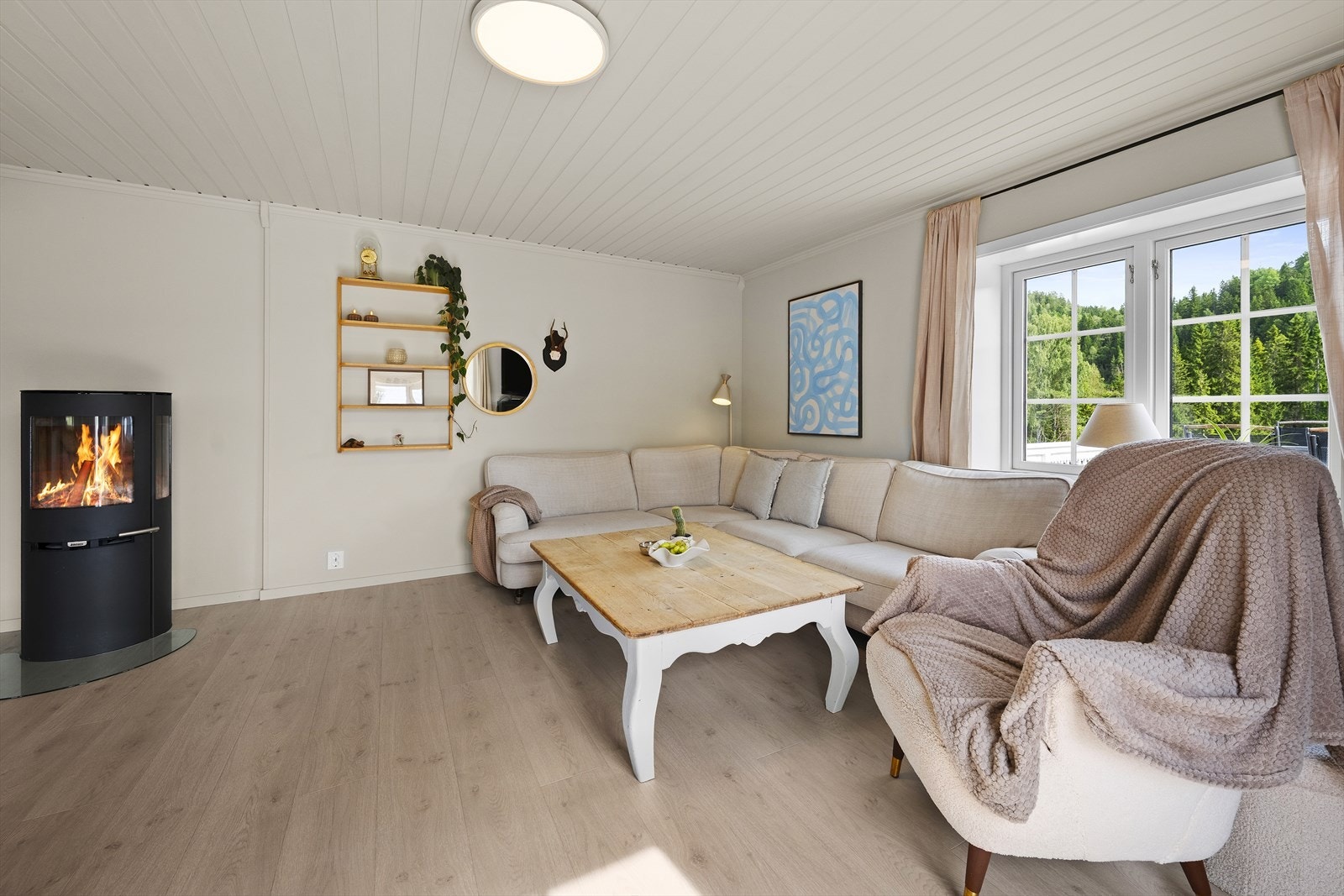 Det er både vedovn og varmepumpe i stuen, for en jevn og behagelig varme Galleribilde