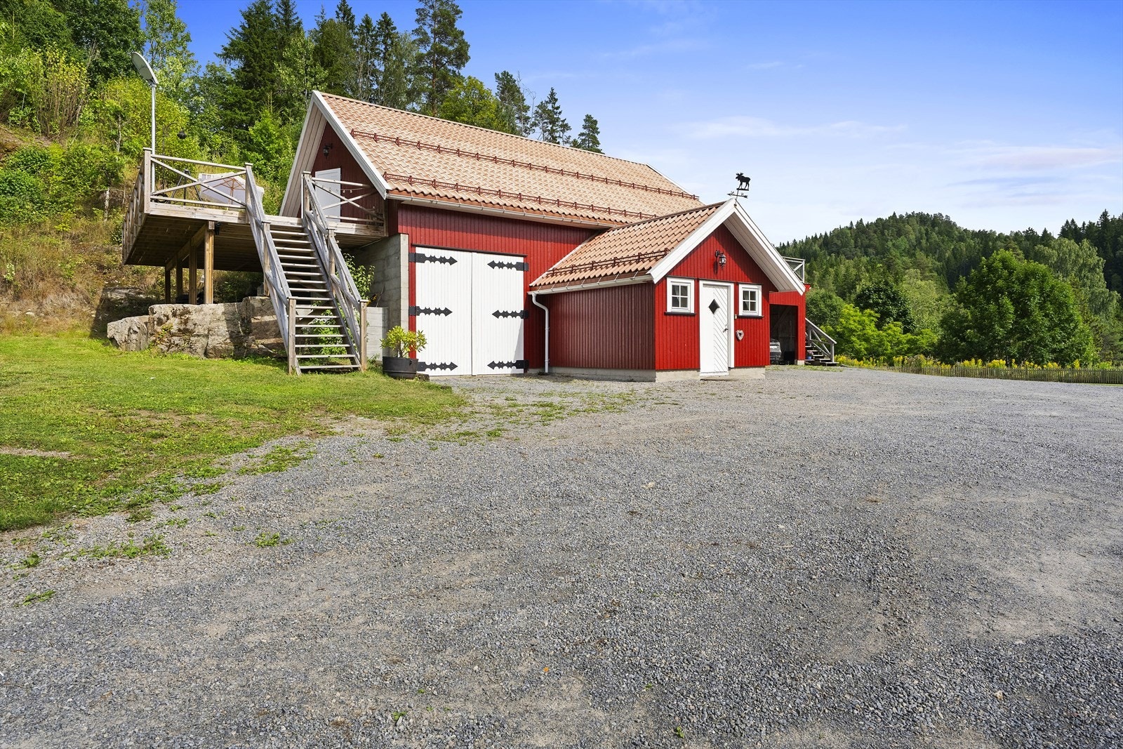 Ute på gårdsplassen igjen står det store redskapshuset! Galleribilde