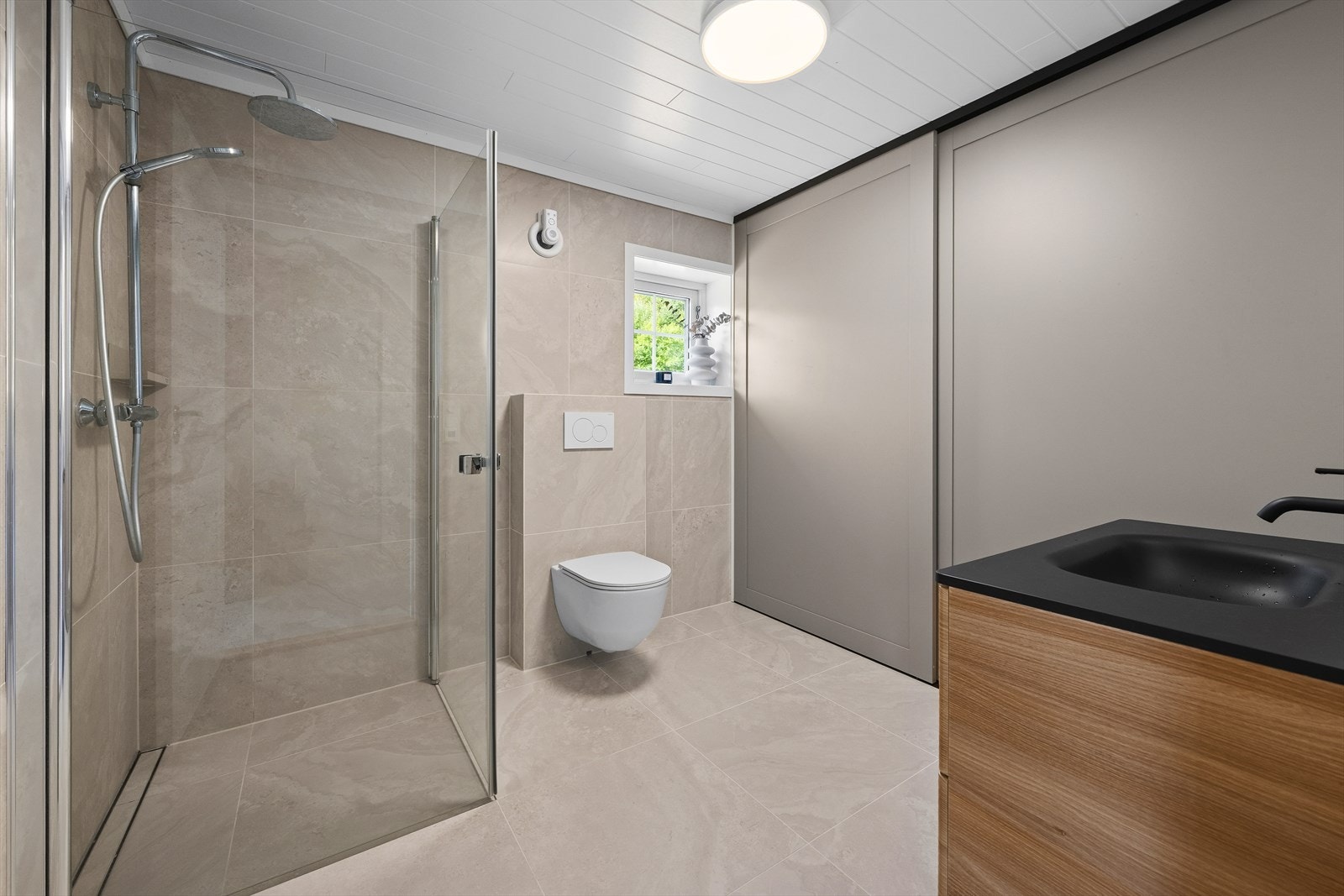 Badet, totalrenovert i 2025, fremstår delikat og pent, med lune fargevalg og et moderne preg Galleribilde