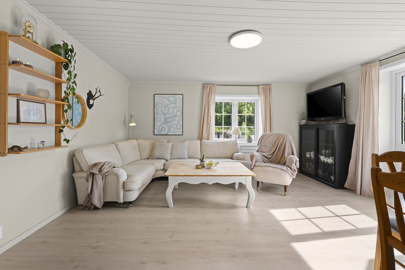 Stuedel med god plass til sofaen og TV-kos Galleribilde