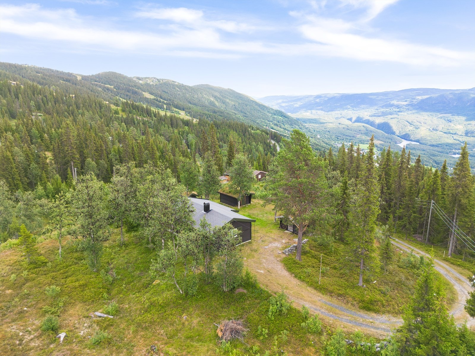 Eiendommen ligger i et populært hytteområde, med kun ca. 400 meter til et fantastisk løypenett og kort vei til et av Valdres' største alpinsentre. Galleribilde