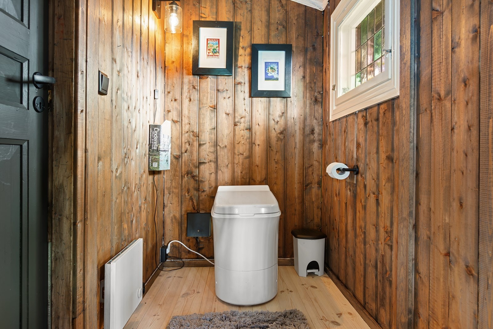 Fra badet kommer man til et separat toalettrom med Separett forbrenningstoalett og mekanisk ventilasjon. Det er også dør til toalettrommet fra inngangspartiet. Galleribilde