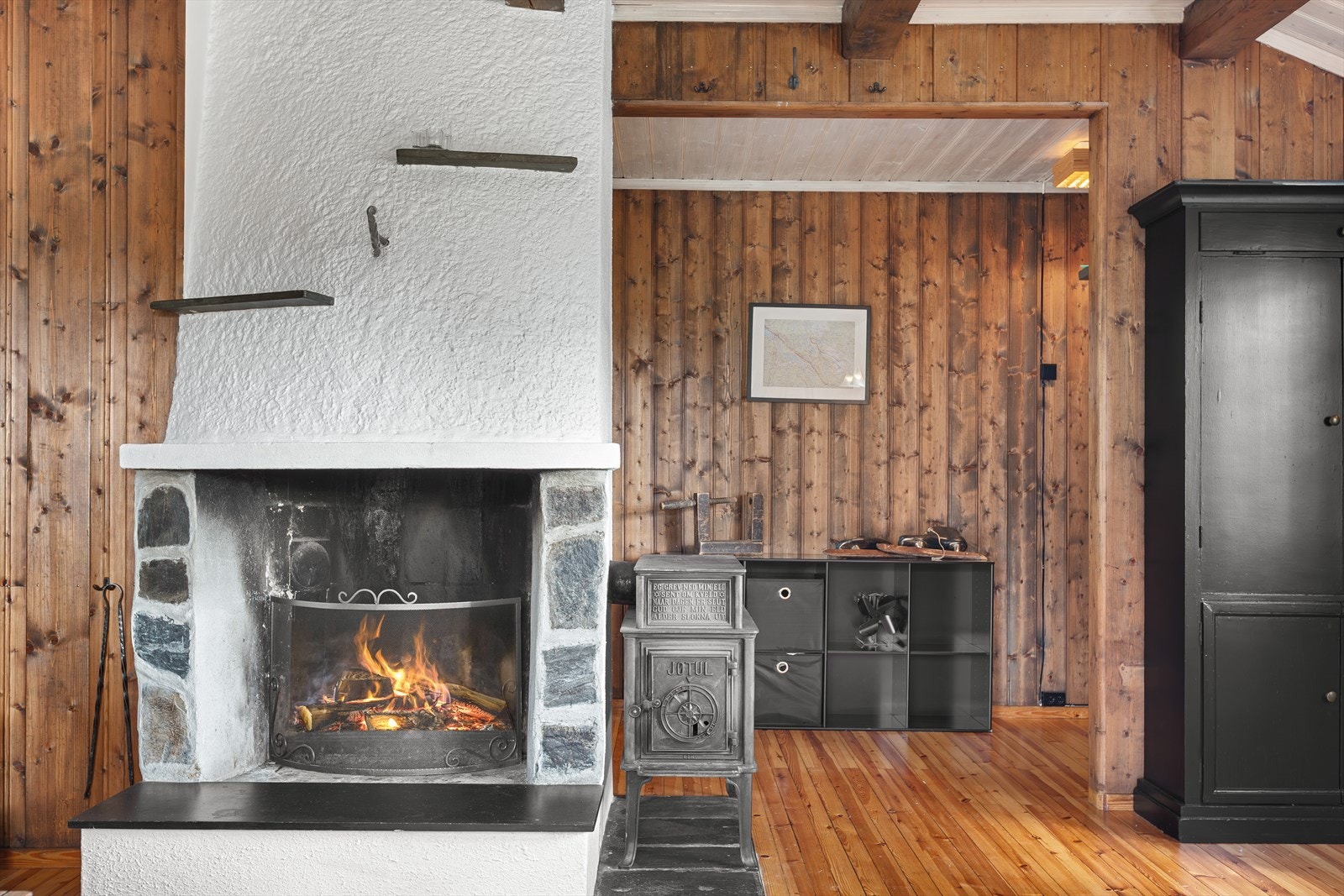 Peisen utgjør et naturlig samlingspunkt og bidrar til ekstra hygge på kjølige dager, mens vedovnen sørger for god varme gjennom sesongen. Galleribilde