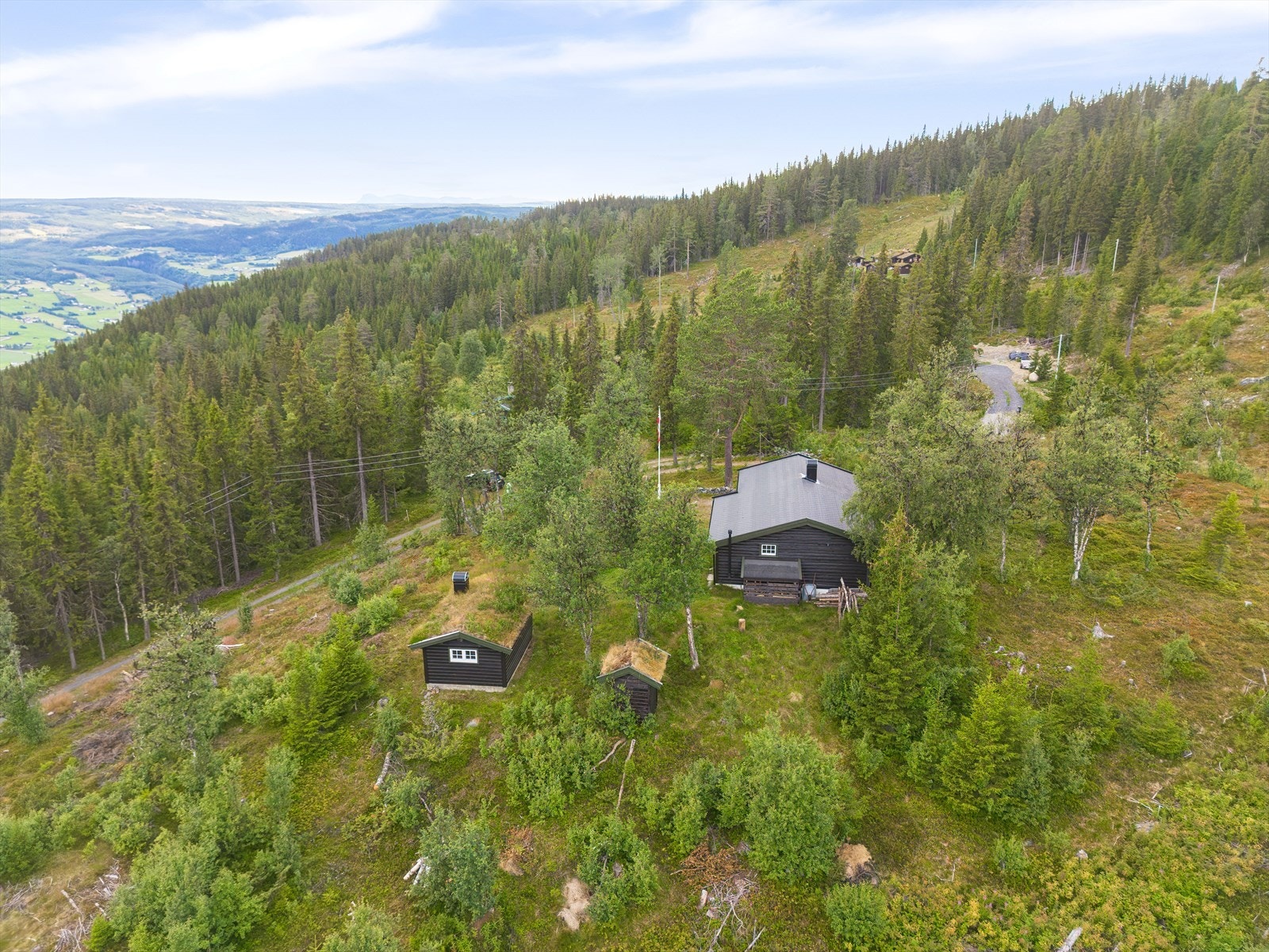 Med attraktiv beliggenhet på Aurdalsåsen er mulighetene mange. Etter lange dager på ski, til fots eller på sykkel er det godt å komme tilbake til hytta, fyre i peisen og nyte den lune atmosfæren innendørs. Galleribilde