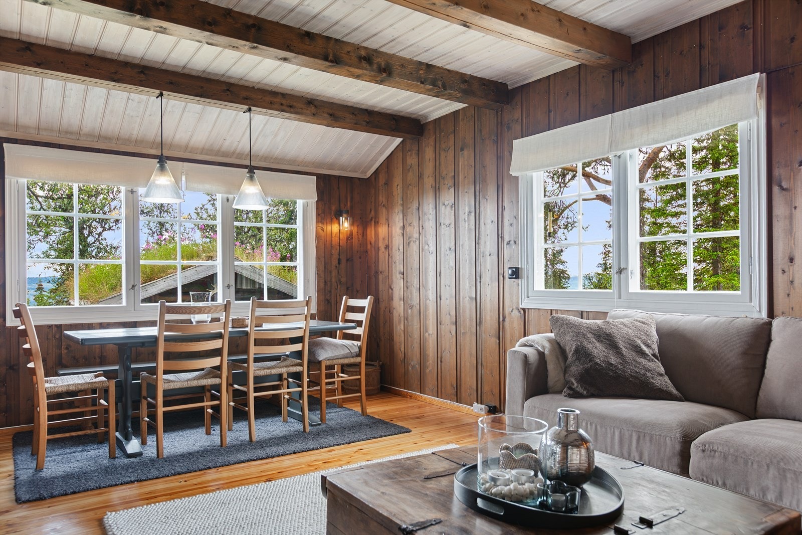 Her er det lunt og innbydende med god plass til både spisegruppe og sofakrok. Galleribilde