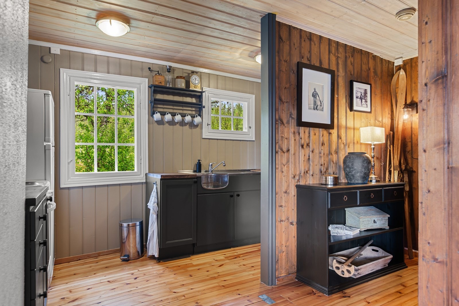 Hytta har overbygd inngangsparti inn til entré med plass til yttertøy og sko. I gangen er det skap som gir ekstra lagringsplass. Galleribilde