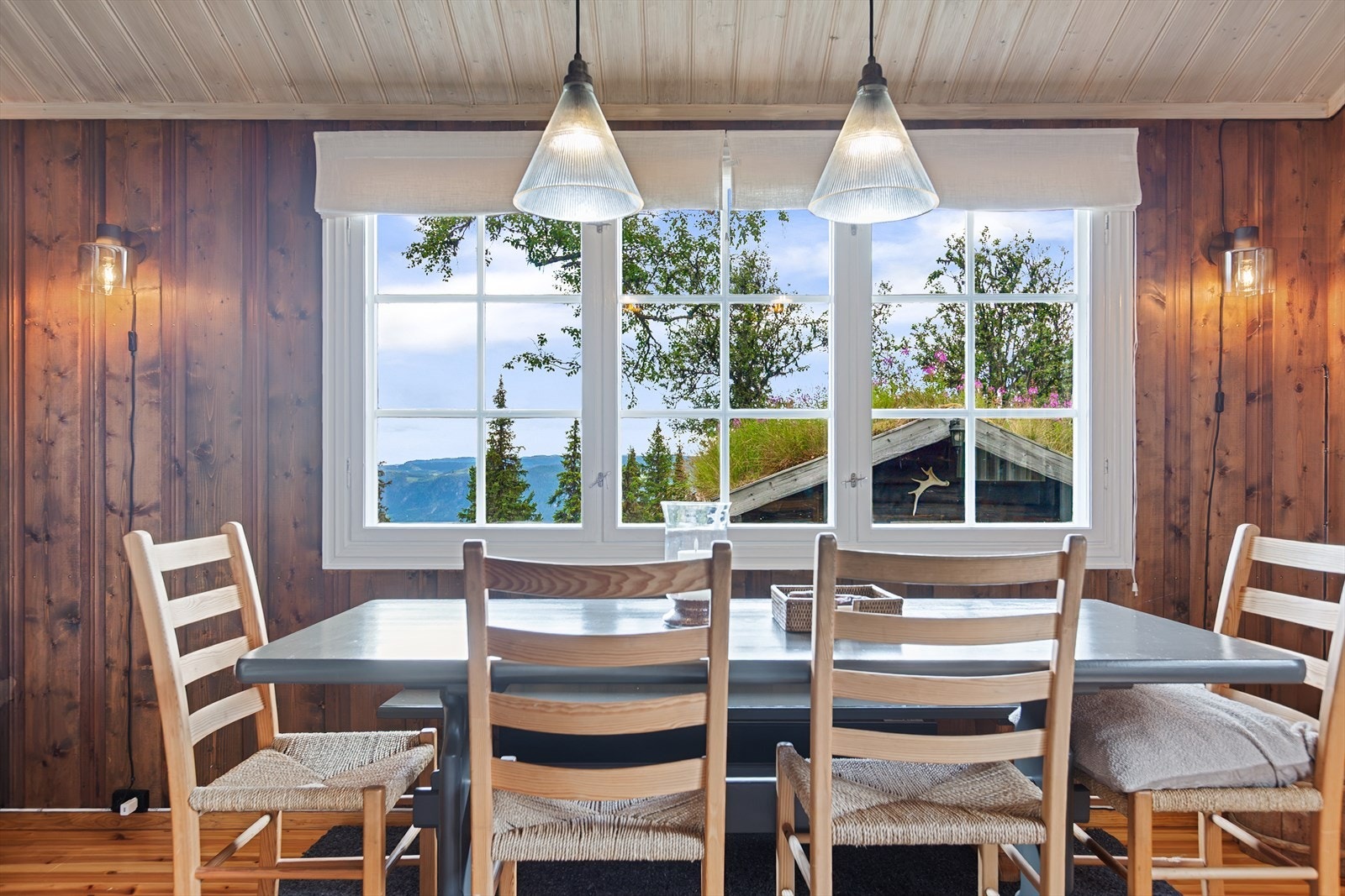 Etter aktive dager ute i naturen kan gode måltider nytes med flott utsikt utover området. Galleribilde