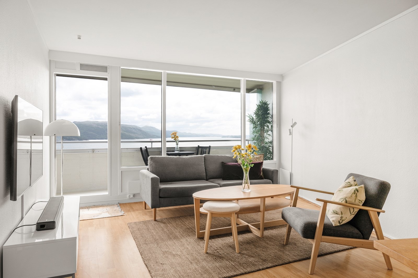 Store vindusflater slipper inn rikelig med naturlig lys og skaper en lys og luftig atmosfære. Galleribilde