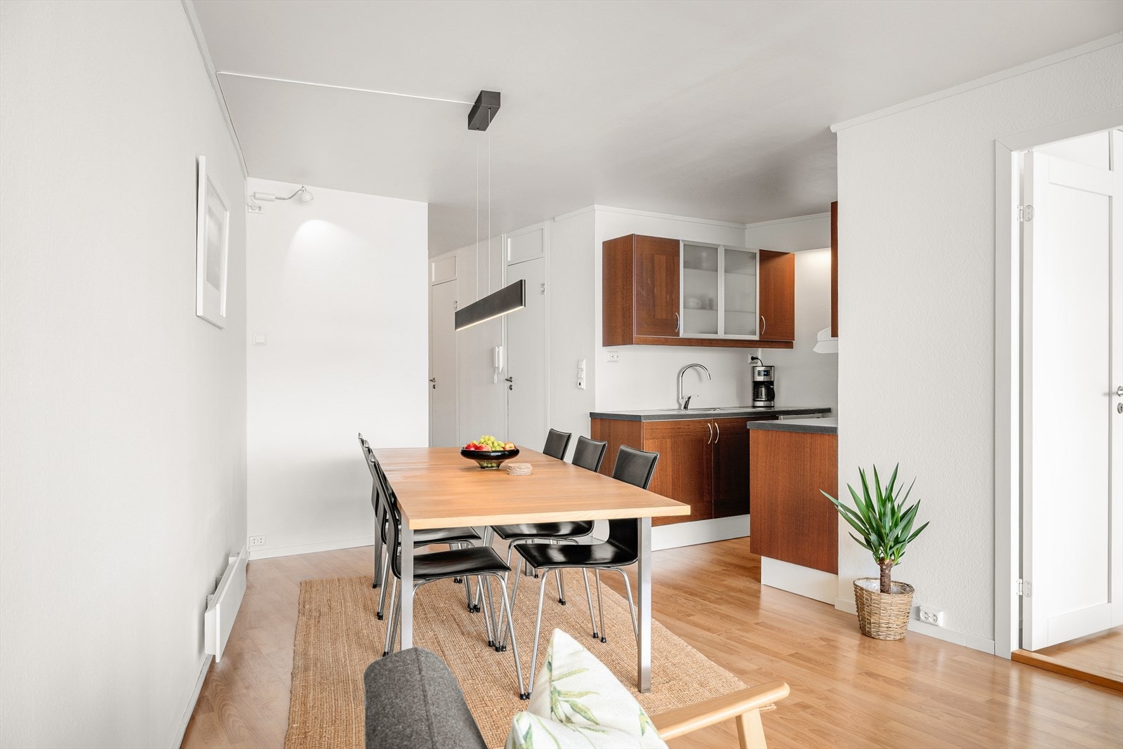Stue og kjøkken ligger i en åpen løsning som skaper en luftig og sosial sone - perfekt for både hverdag og gjester. Galleribilde