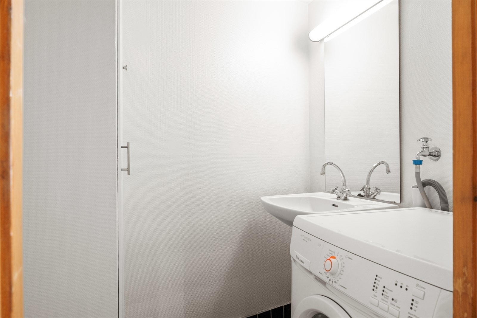 Badet er innredet med flisebelagt gulv, og malt tapet/våtromssystem på veggene. Galleribilde