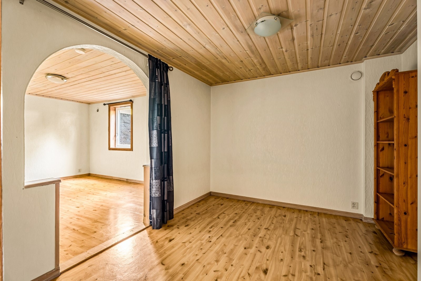 Soverom/garderobe med belegg på gulv. Galleribilde