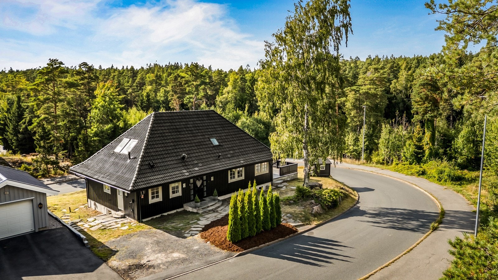 Stor enebolig over tre plan med integrert garasje og utleidel i sokkeletasjen. Galleribilde
