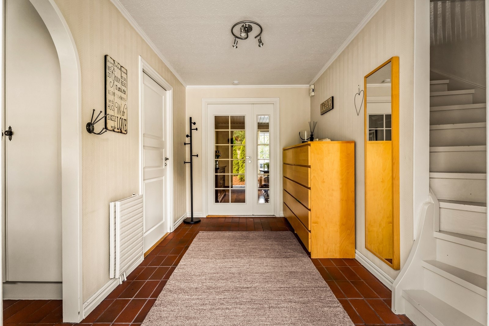 Fra entreen er det trapp til andre etasje. Galleribilde
