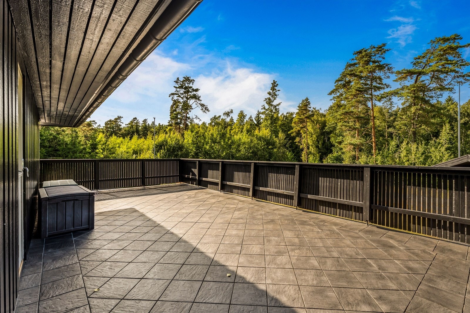 Nordvendt takterrasse på ca. 39 m² med flislagt dekke. Galleribilde