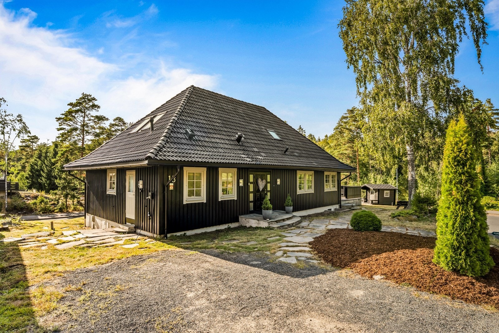 Gruset gårdsplass med god plass til parkering for flere biler. Galleribilde