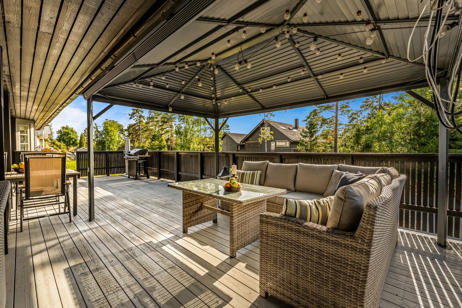 Den vestvendte terrassen har plass til både loungegruppe og spisebord. Galleribilde