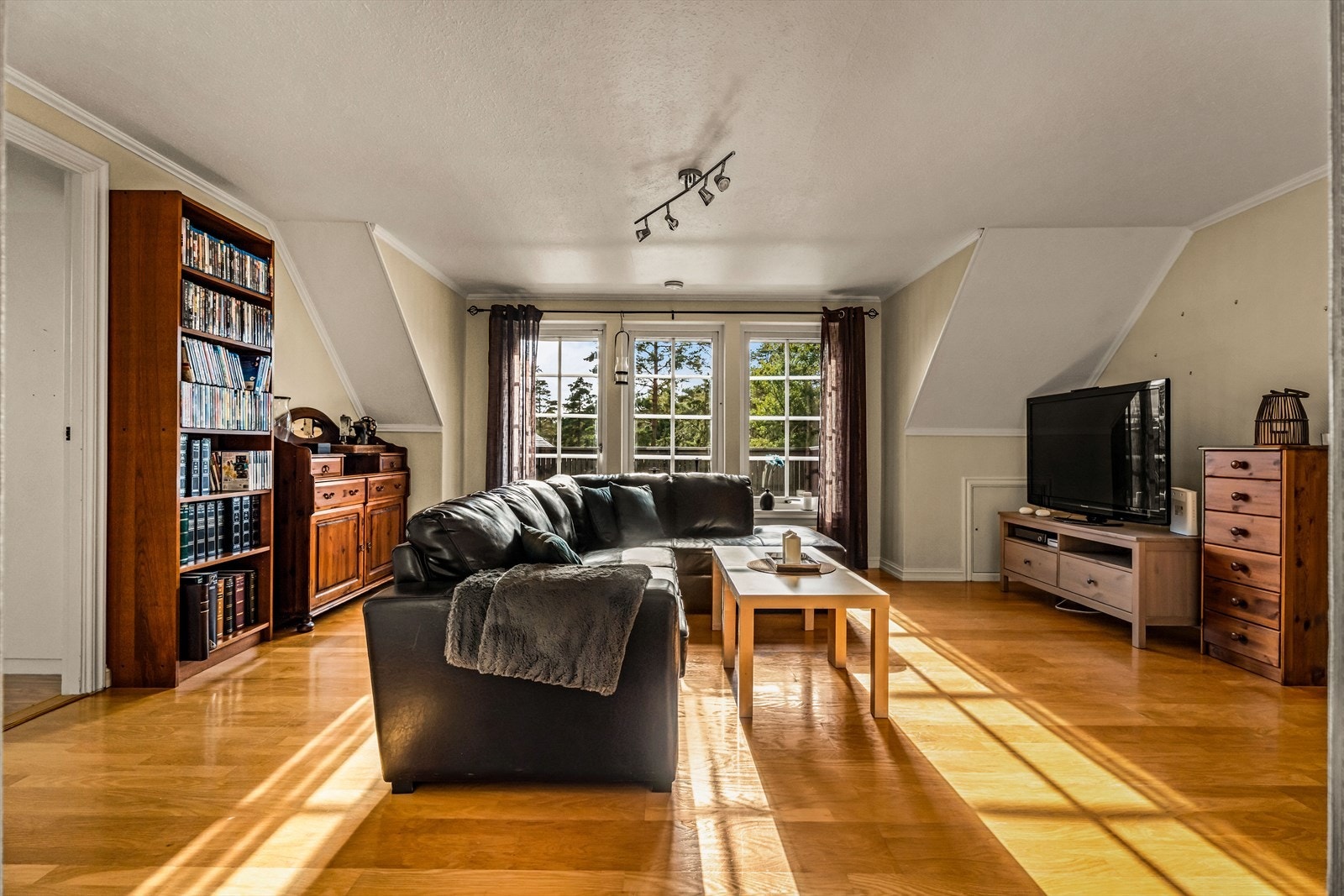Loftstuen har utgang til en vestvendt terrasse på ca. 5 m². Galleribilde