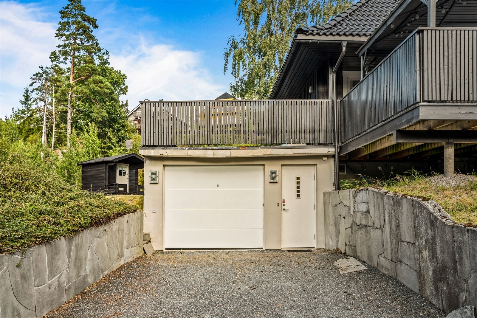 Integrert garasje på 29 m² i underetasjen. Galleribilde