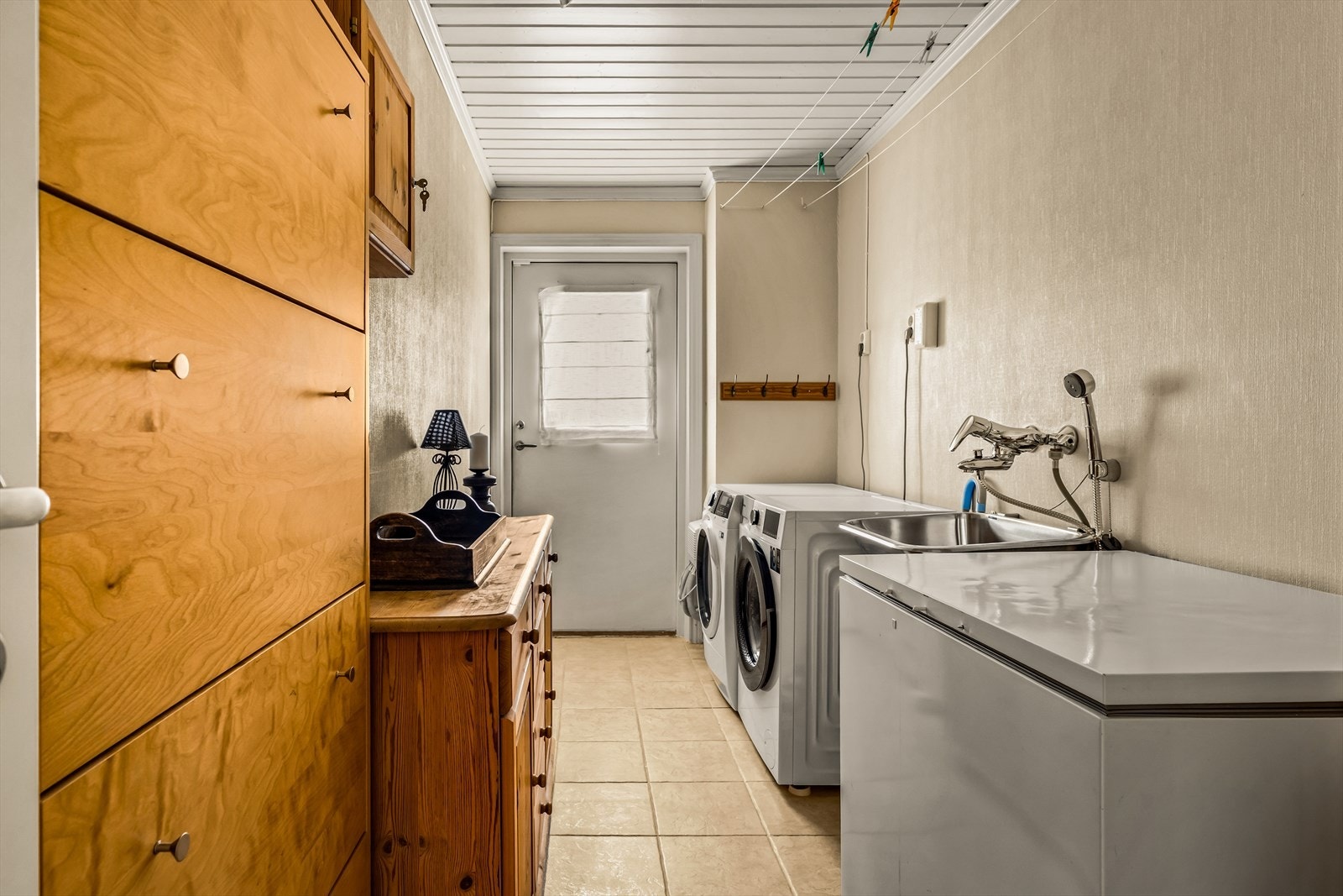 Praktisk vaskerom med egen inngang, utslagsvask og opplegg for vaskemaskin. Galleribilde