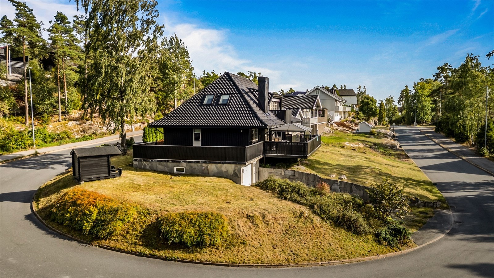 Boligen har en flott plassering på hjørnetomt. Galleribilde