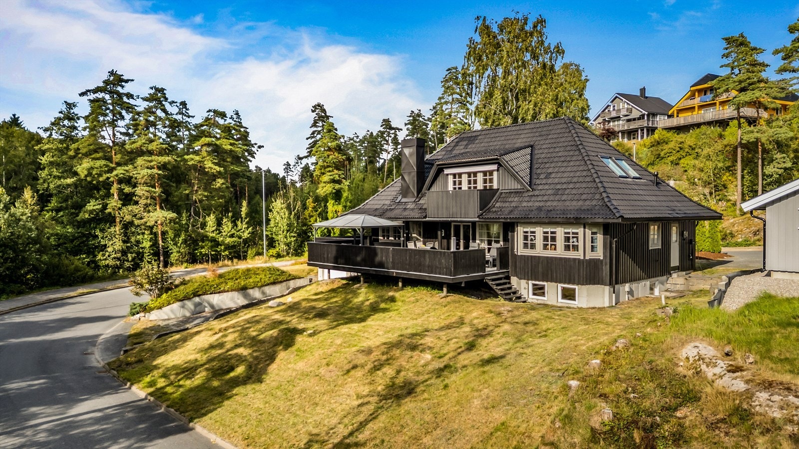 Eiendommen ligger høyt og fritt i terrenget. Galleribilde