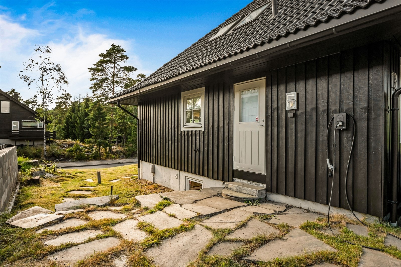 Det er installert elbillader på egen gårdsplass. Galleribilde
