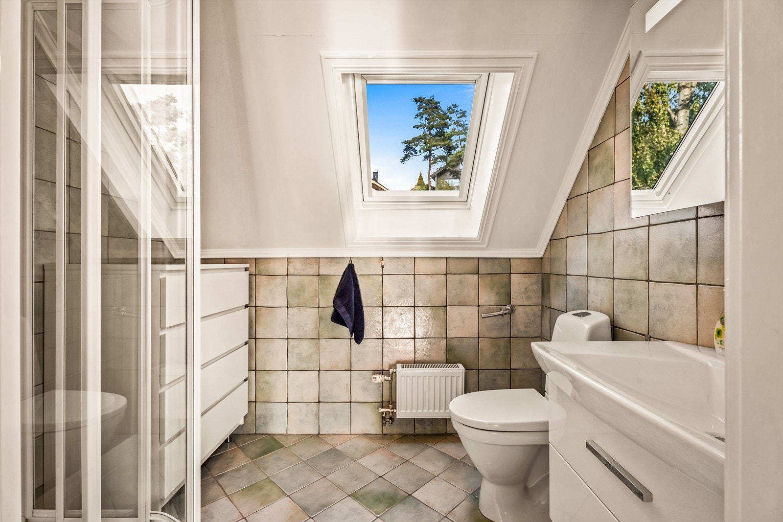 Badet i andre etasje har takvindu fra Velux som gir godt med dagslys. Galleribilde