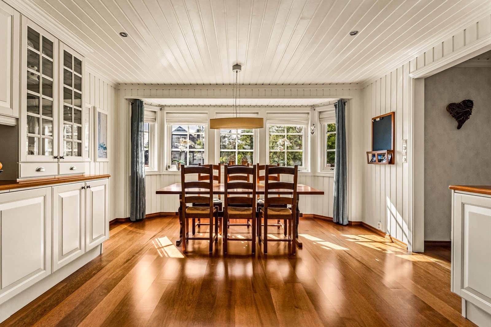 Hyggelig spisekrok i karnapp med utsikt mot hagen. Galleribilde