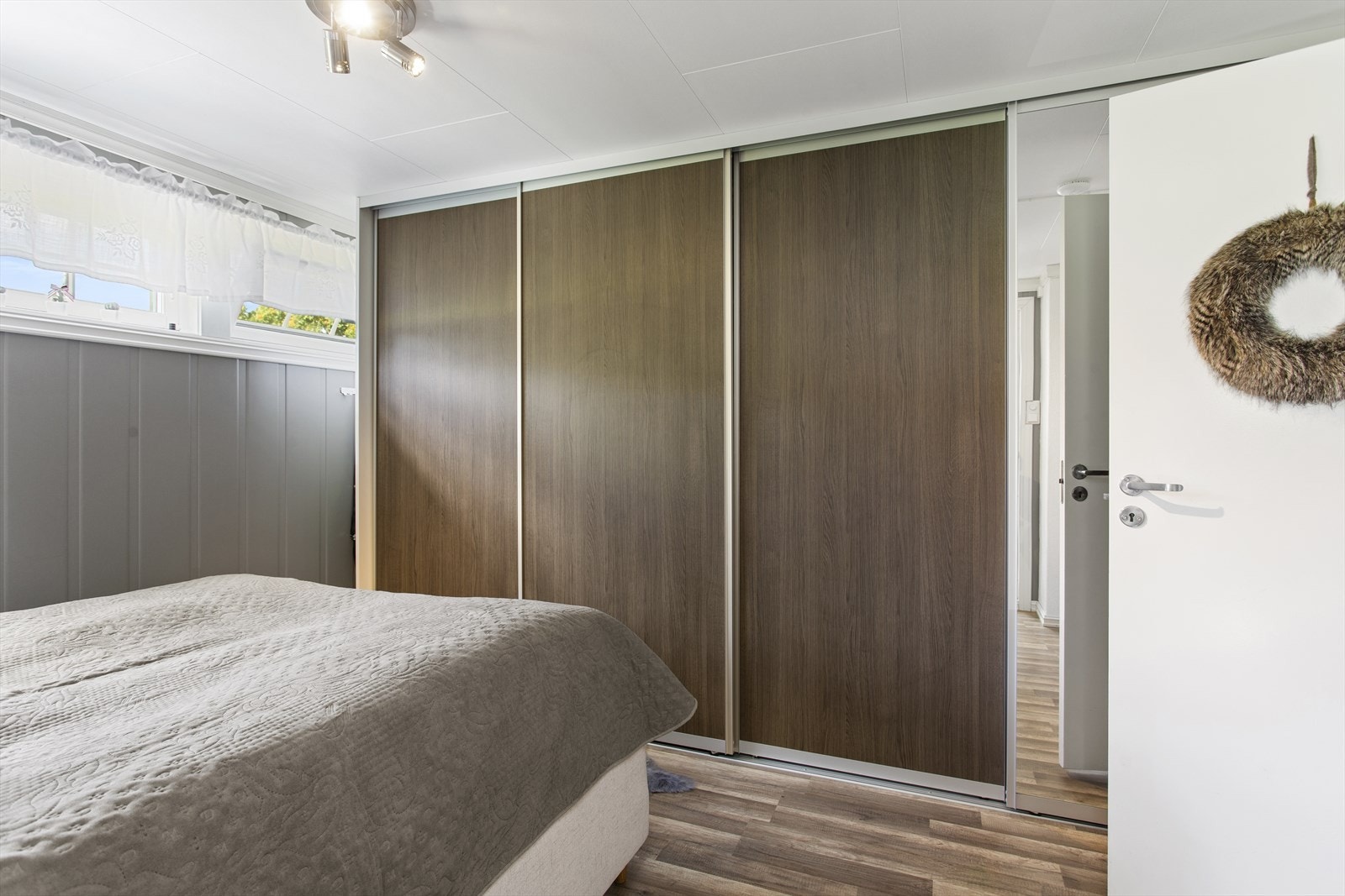 Soverom med god garderobeplass Galleribilde