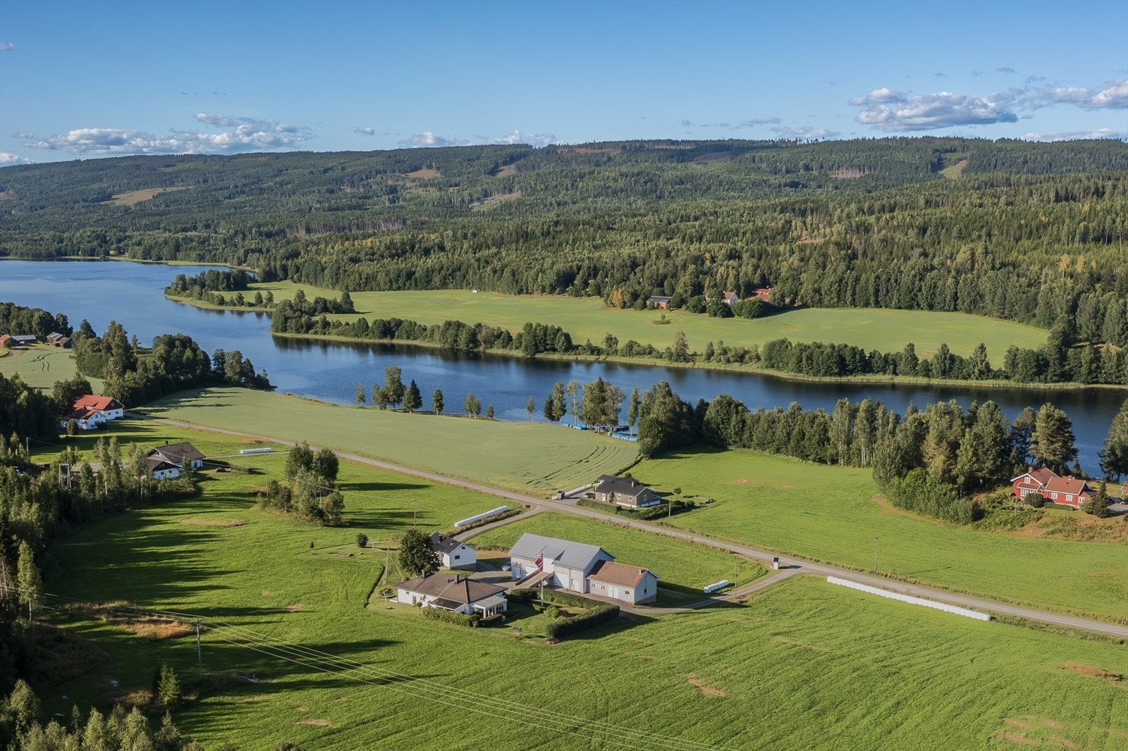 Landlig idyll ved vannet Galleribilde