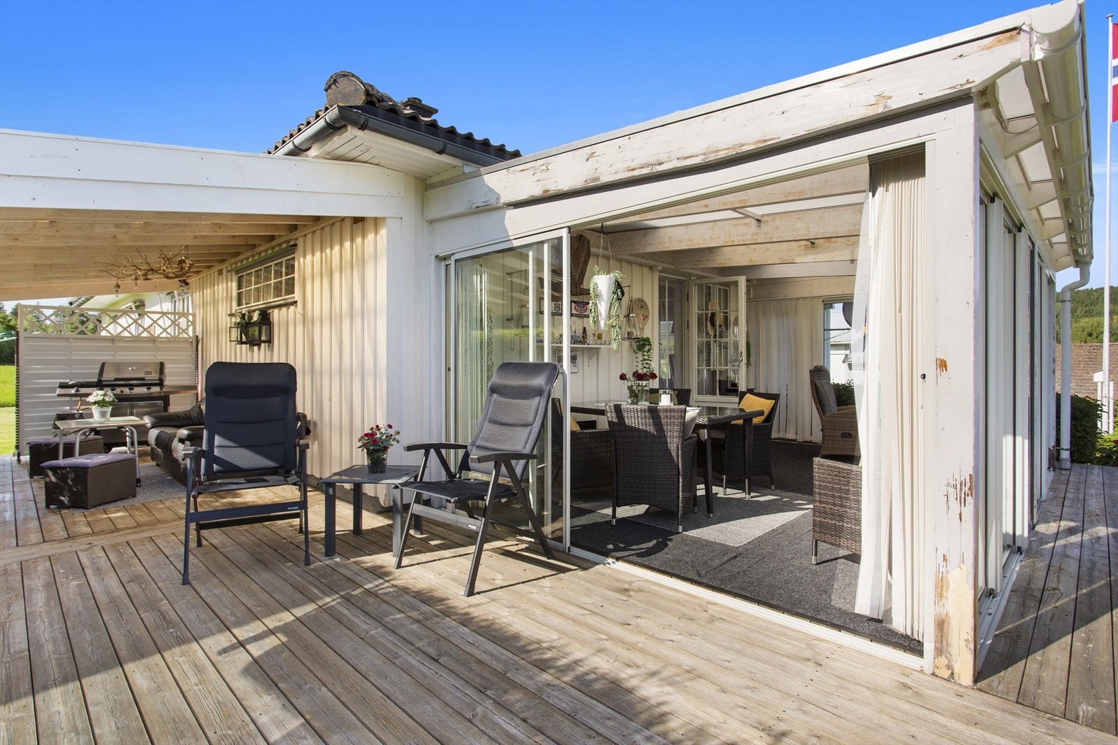 Lun og innbygd terrasse Galleribilde