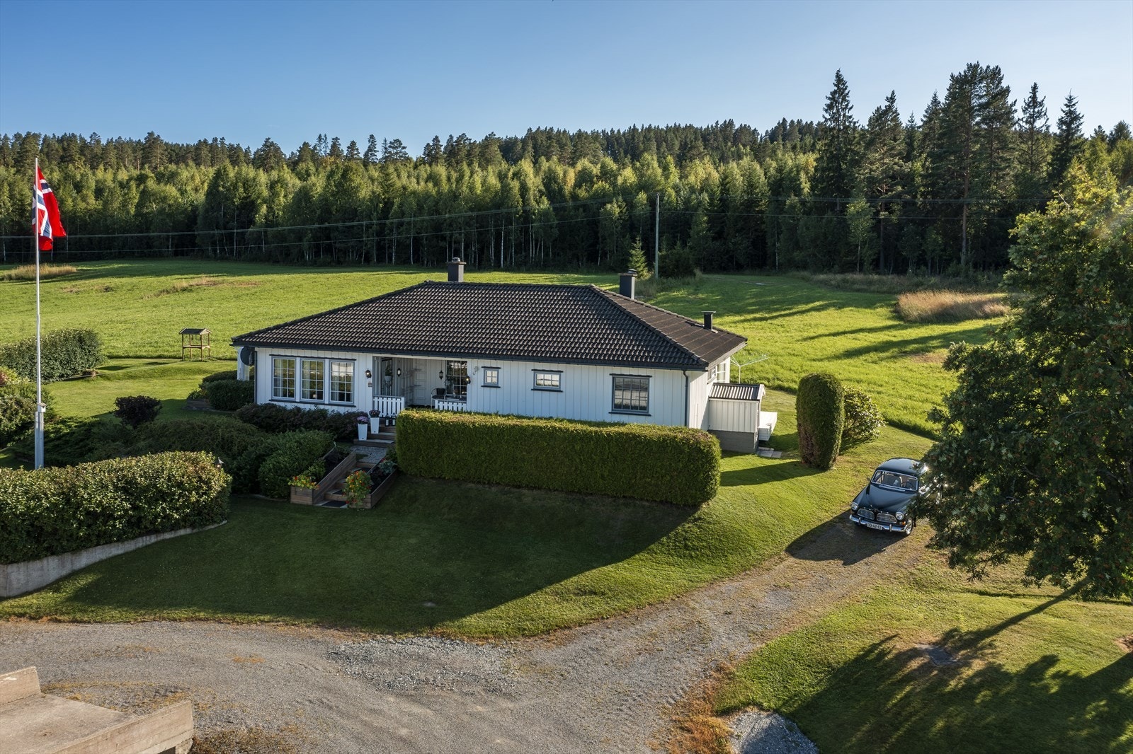 Velholdt bolig med flott hage Galleribilde