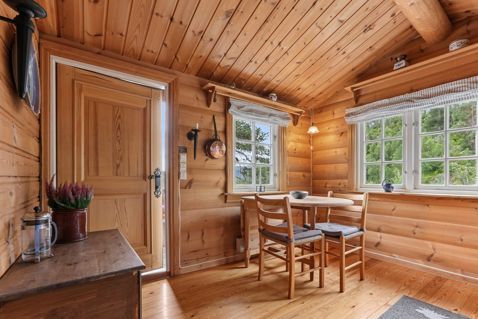 Et hyggelig og funksjonelt kjøkken med god skap- og benkeplass, samt rom for et koselig frokostbord, perfekt for rolige morgener på fjellet. Galleribilde