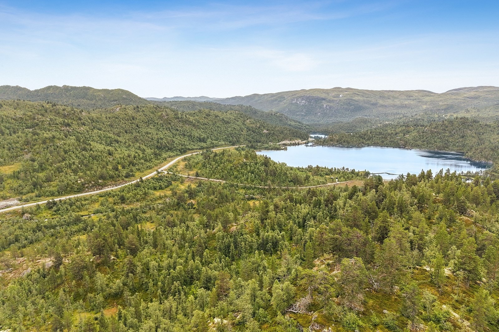 En svært attraktiv beliggenhet med enkel adkomst fra E134, sentralt plassert mellom øst og vest, samtidig som du er tett på fjellets ro og natur. Velkommen til fjells. Galleribilde
