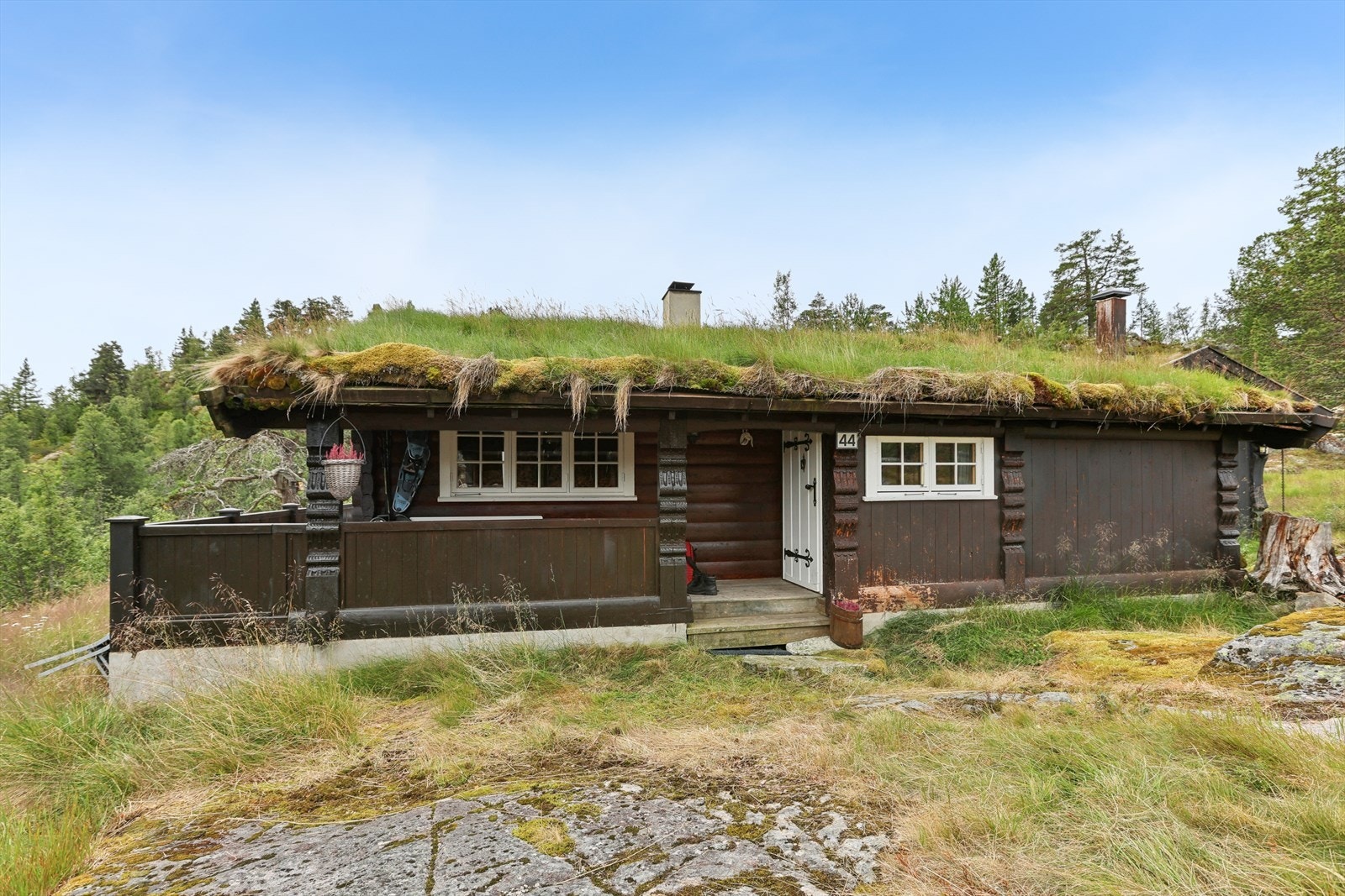 En fantastisk beliggenhet året rundt, med skiløyper, badevann, flotte turstier og urørt fjellterreng rett i nærheten. Her ligger alt til rette for gode naturopplevelser i alle årstider. Galleribilde