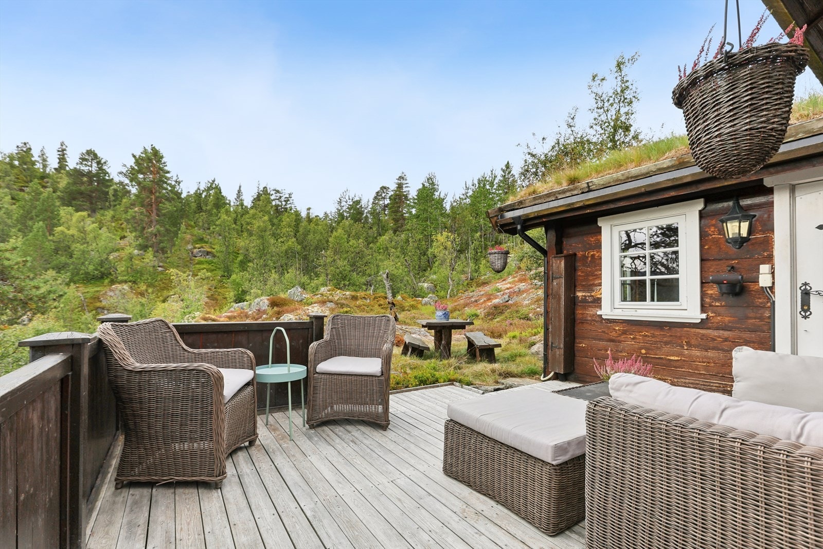 Fra kjøkkenet er det direkte utgang til en romslig terrasse på ca. 24 m² , med god plass til utemøbler og hyggelige måltider i det fri. Galleribilde