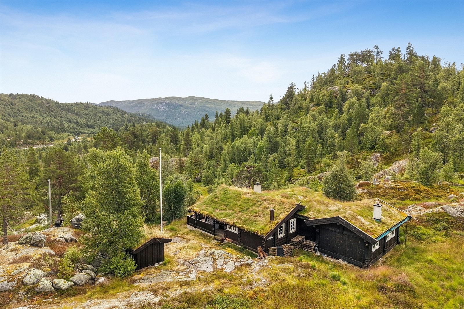 Velkommen til Øykjeli 44 - en innholdsrik og sjarmerende laftehytte med god plass til familie og venner. Galleribilde