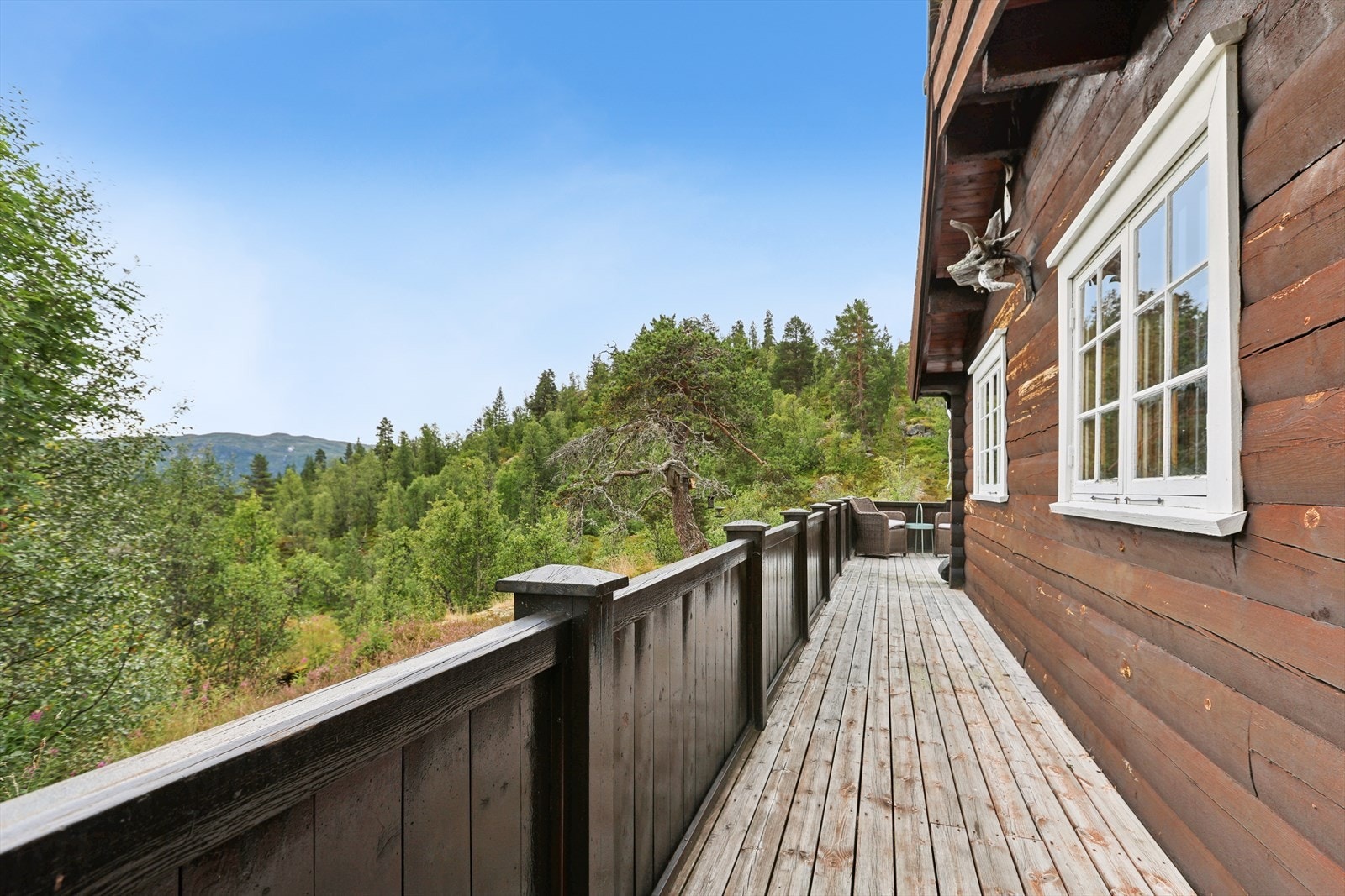 Terrassen går rundt store deler av hytta og skaper flere fine uteplasser for å nyte solen, utsikten og den friske fjelluften gjennom dagen. Galleribilde