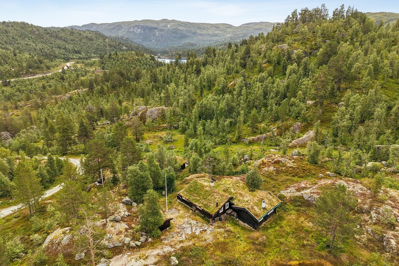 Tradisjonsrik laftehytte på en kupert og usjenert naturtomt, en ekte fjellfølelse hvor skuldrene senkes, hverdagen legges bort og batteriene lades. Galleribilde