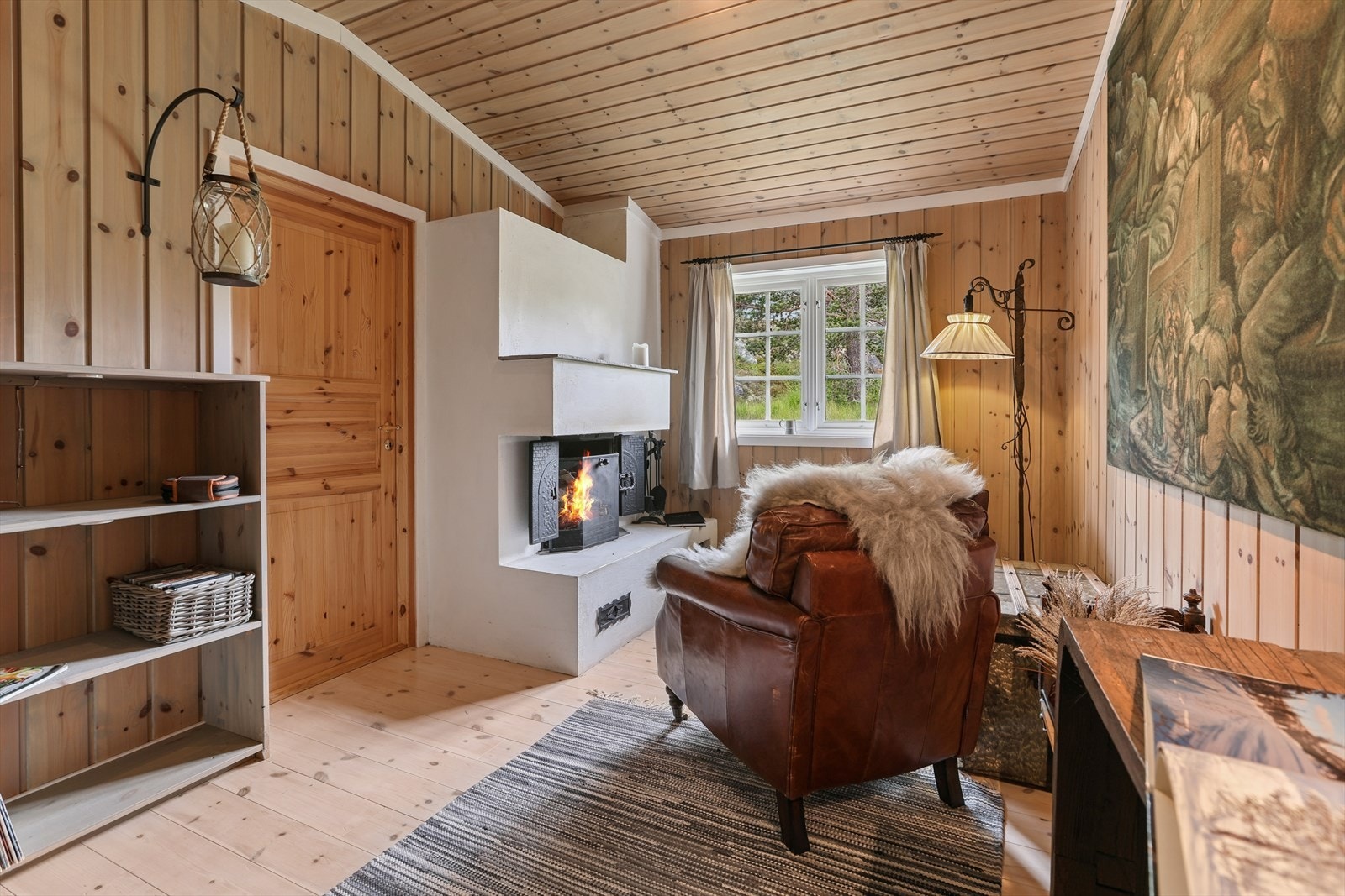 I tilbygget fra 2012 finner du en ekstra stue med moderne peisinnsats, et lunt og innbydende rom for avslappende kvelder på fjellet. Galleribilde