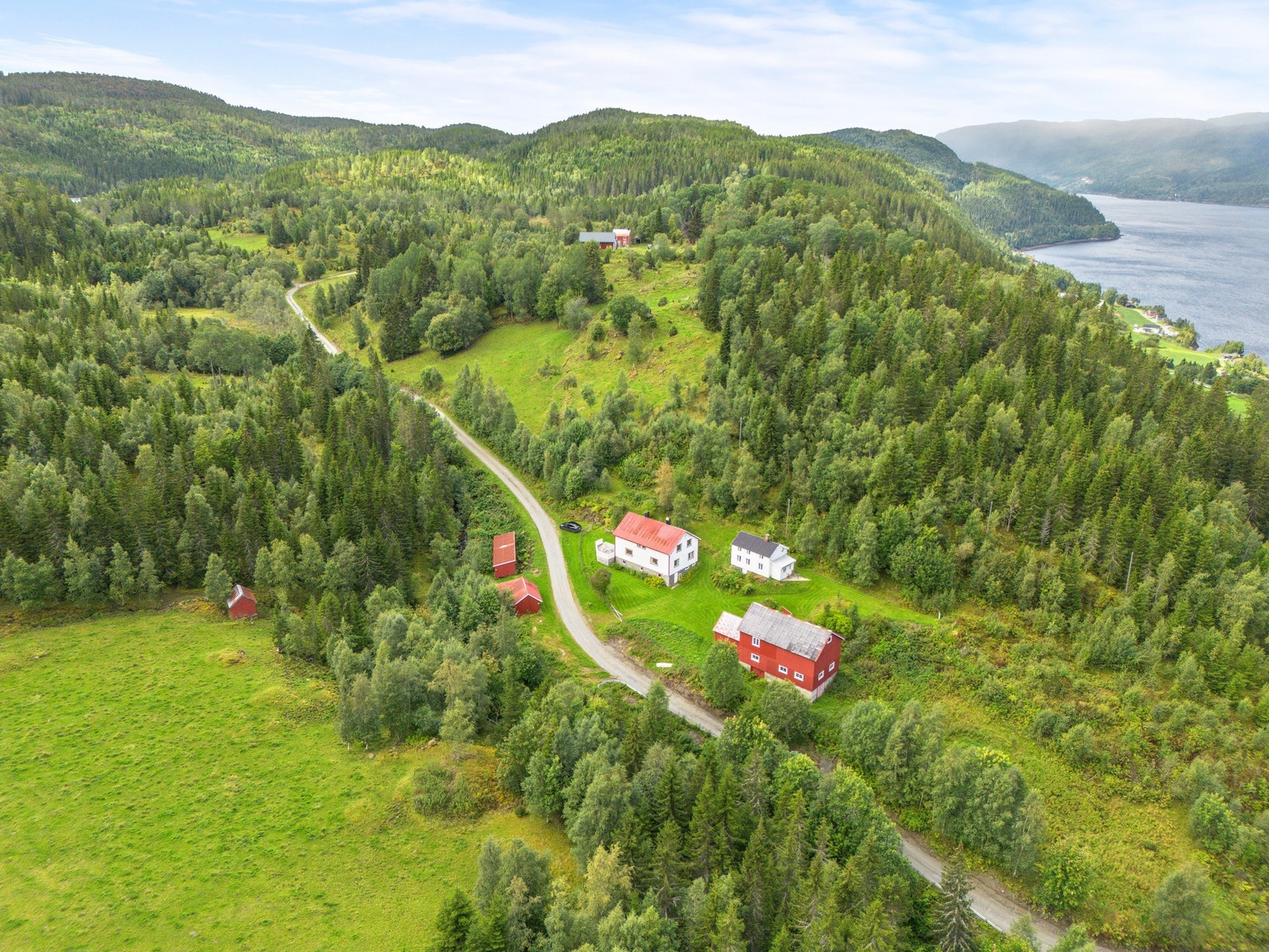 Eiendommen består av ca. 76 mål fordelt på 9,9 mål fulldyrka jord, 7,3 mål innmarksbeite, 56,8 mål produktiv skog og 2,4 mål bebygd areal. Galleribilde
