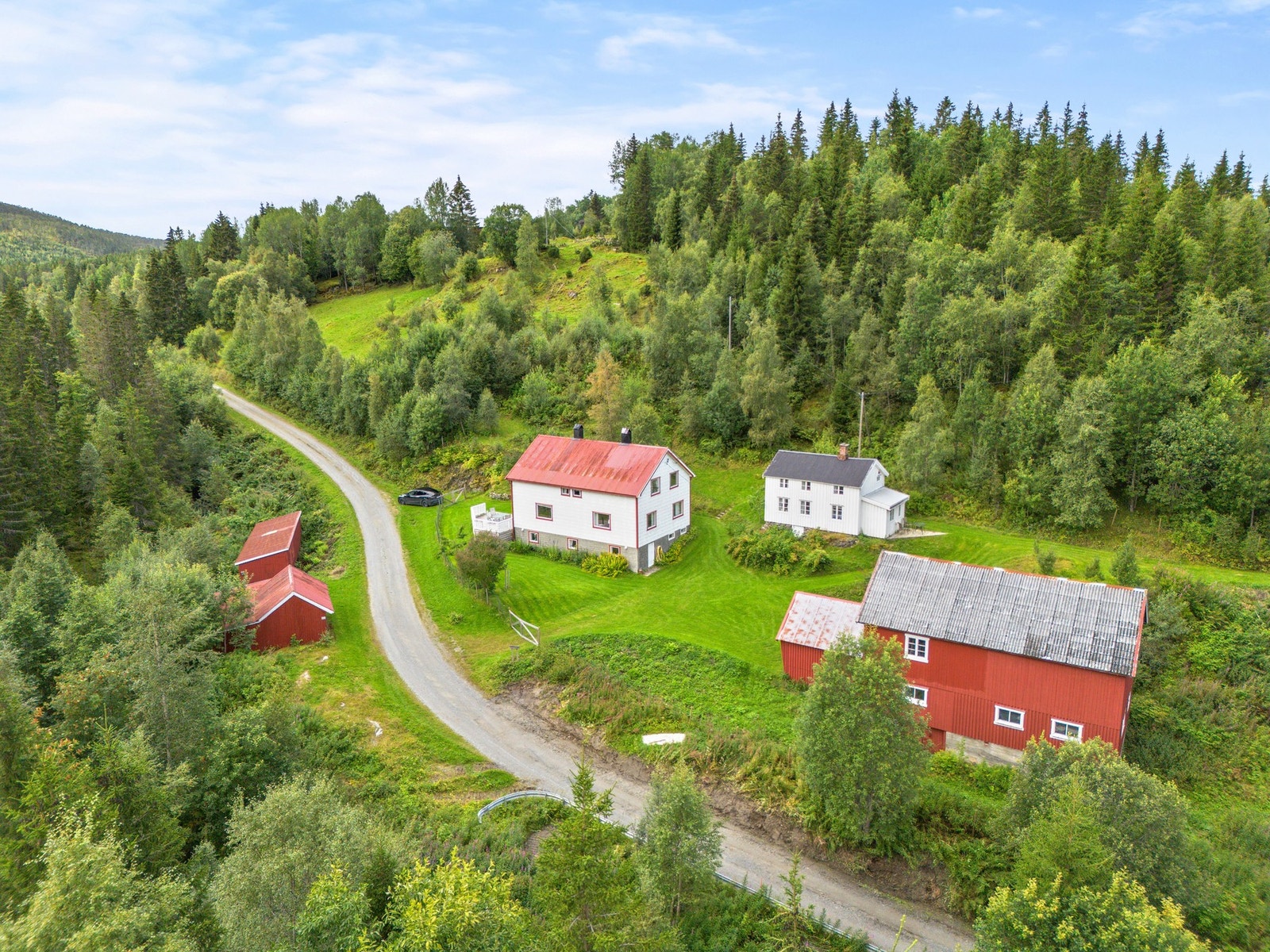 Landlig småbruk med navnet Elverum i Framverran. Bebyggelsen består av enebolig, kårhus, uthus, garasje og bod. Galleribilde