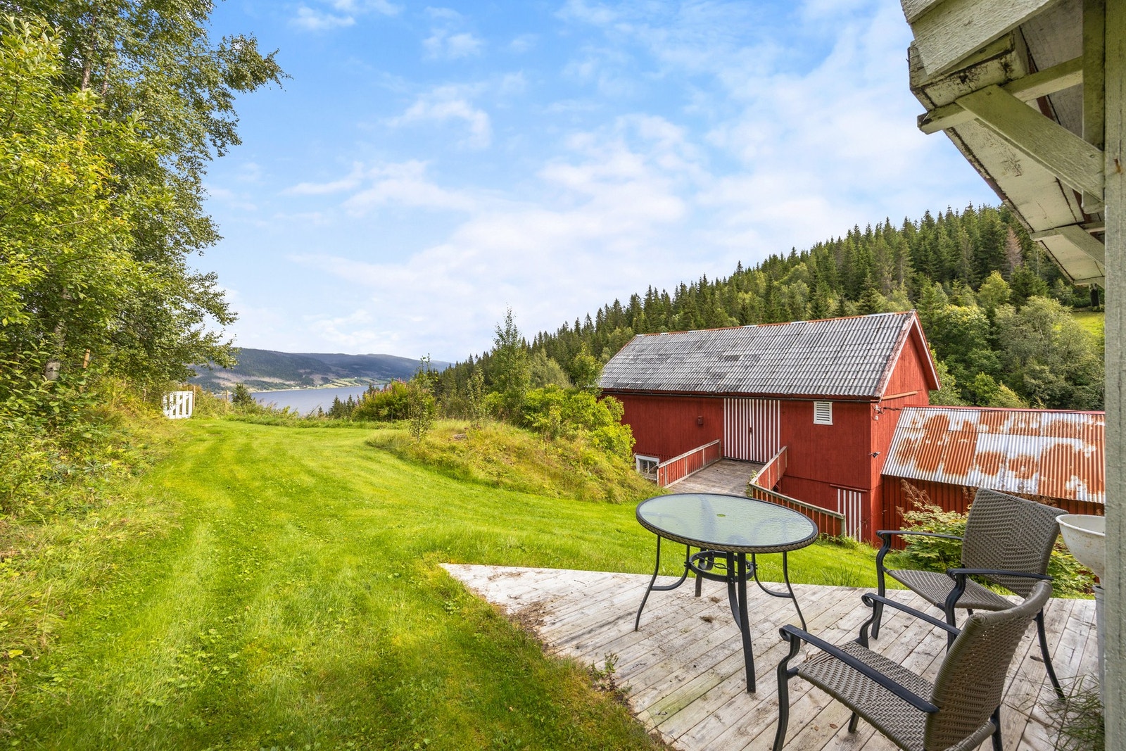 Trivelig utsikt fra terrasse ved kårhuset Galleribilde