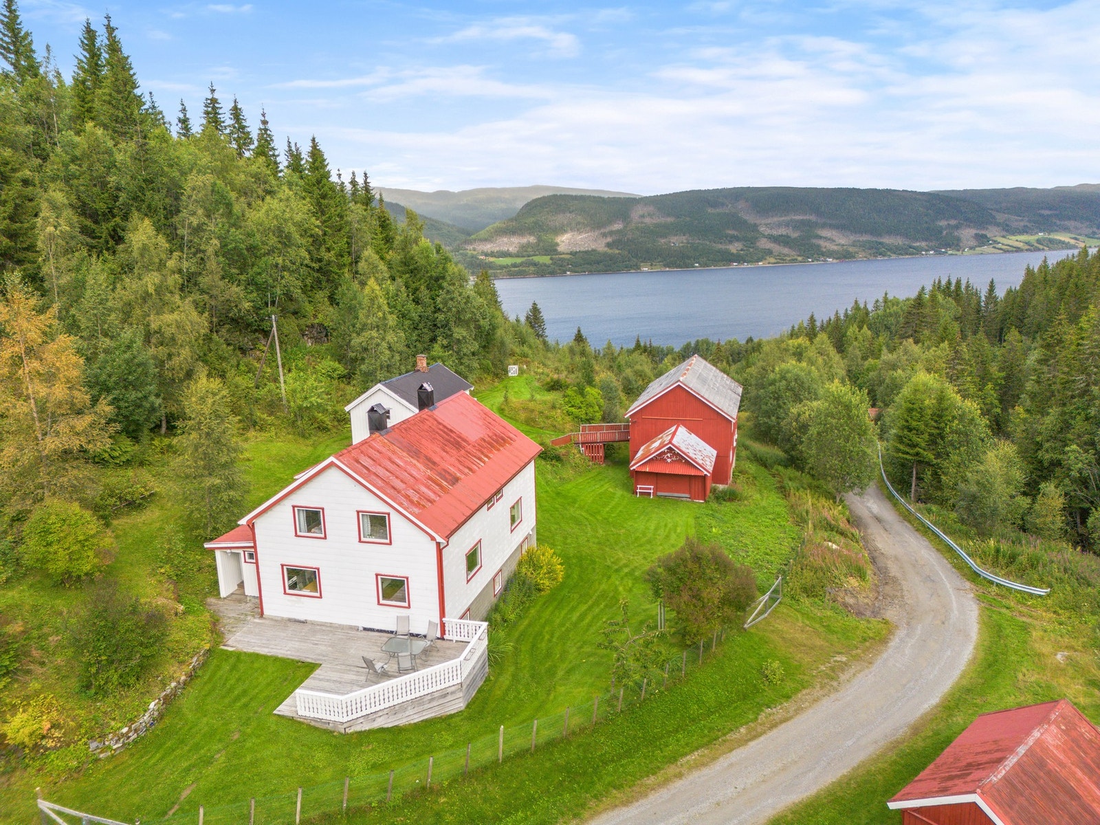 Eiendommen har gode solforhold og utsikt mot både sjø, skog og landbruksarealer Galleribilde