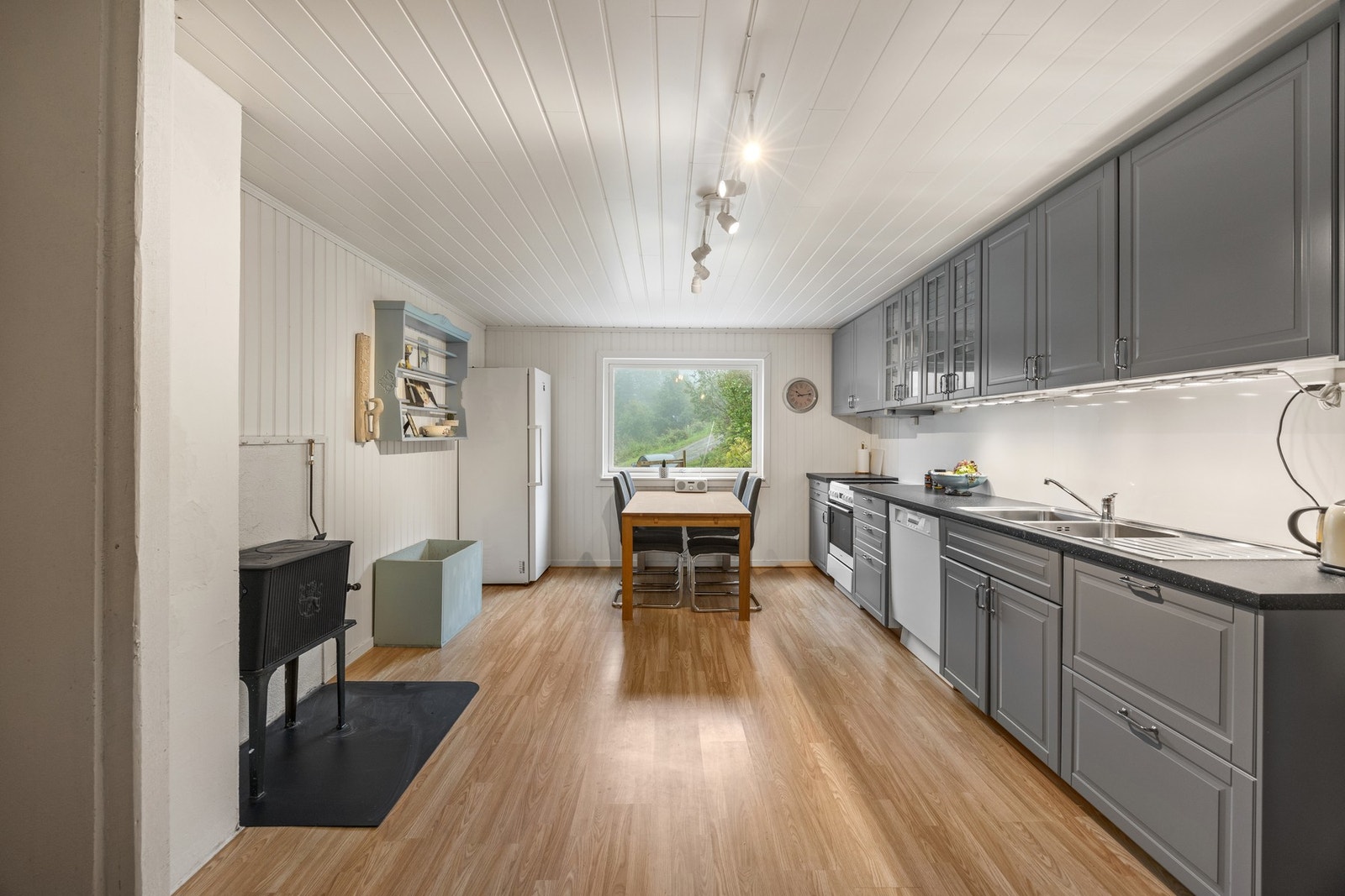 Kjøkken - 30 kvm. Nyere kjøkkeninnredning med avsatt plass for hvitevarer. Galleribilde