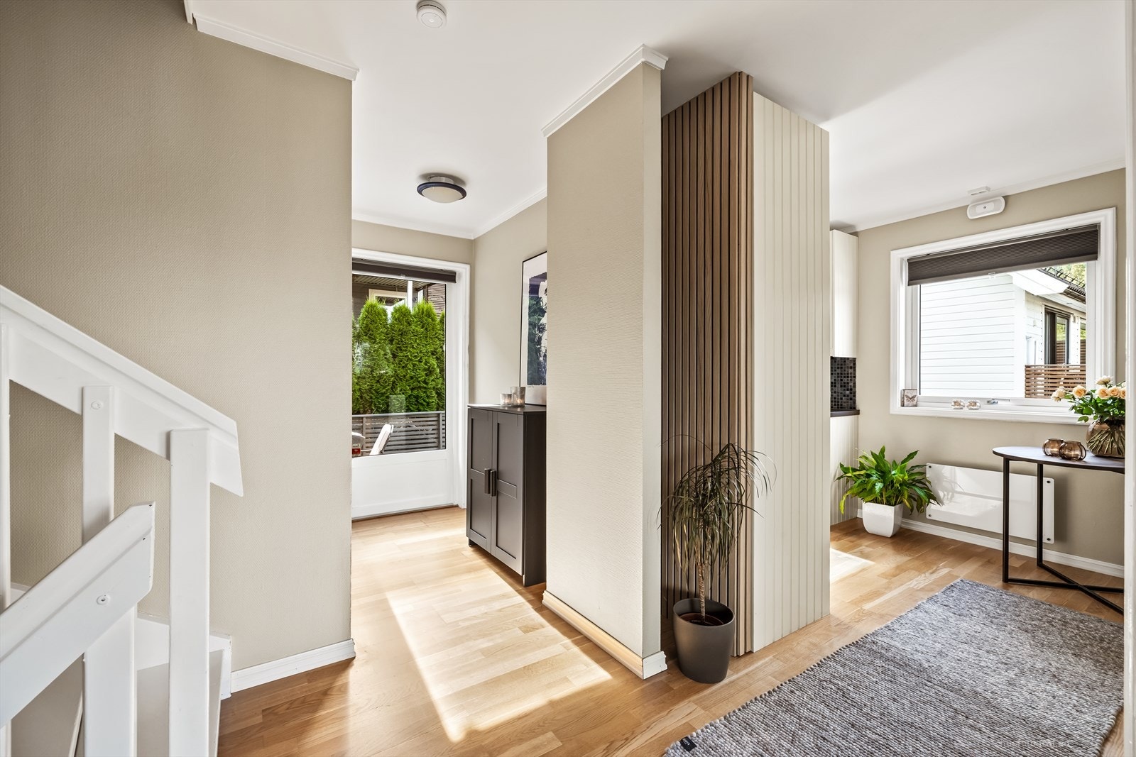 Gang i første etasje med adkomst til en av boligens uteplasser. Galleribilde