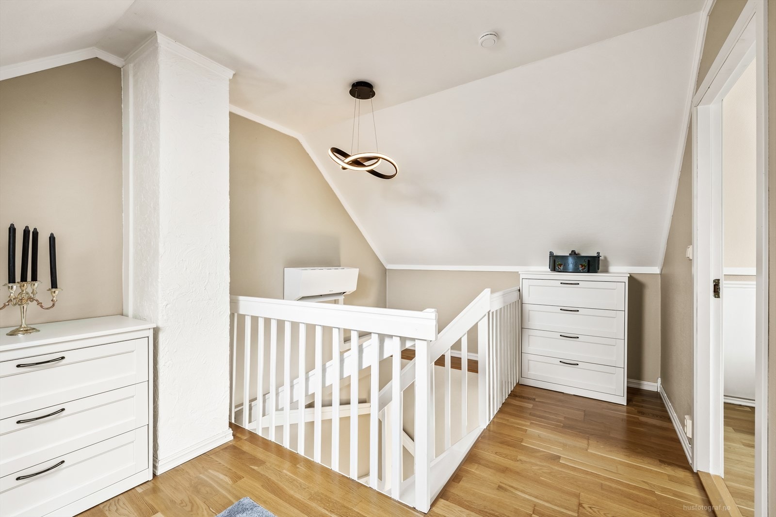 Loftsstue i andre etasje med plass til møblering. Galleribilde