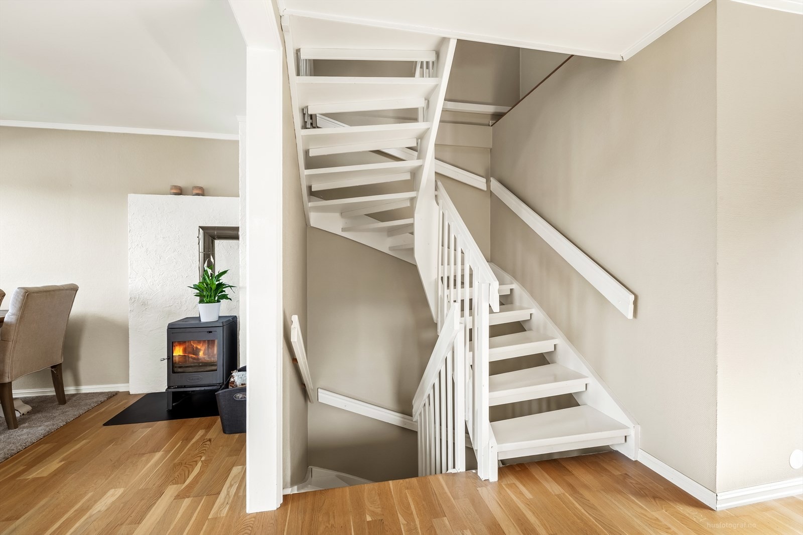 Den malte tretrappen binder sammen boligens tre plan. Galleribilde