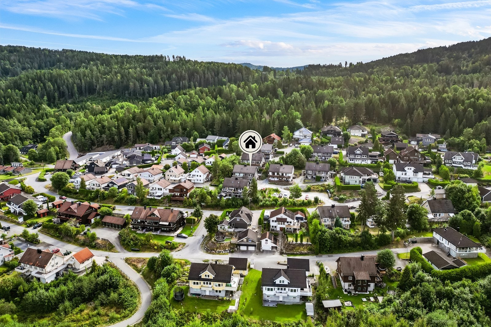 Eiendommen ligger i et veletablert og rolig boligfelt. Galleribilde