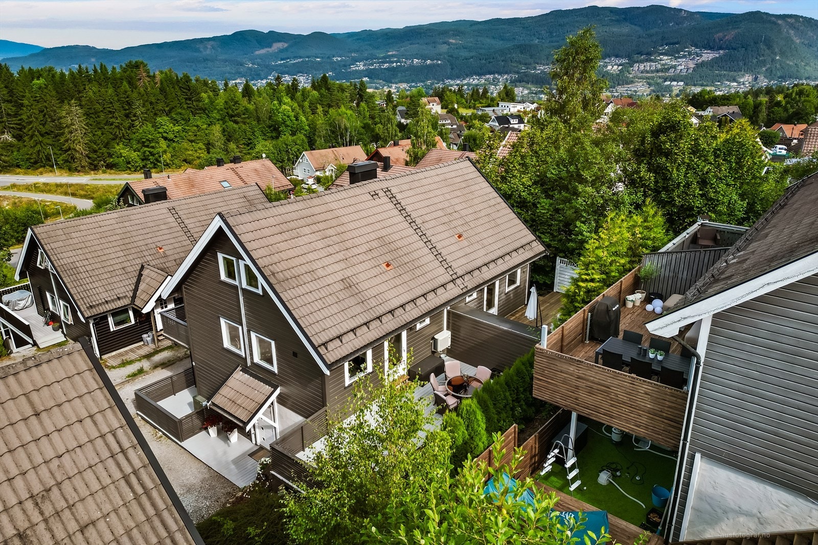 Boligen har flere uteplasser fordelt over to plan. Galleribilde